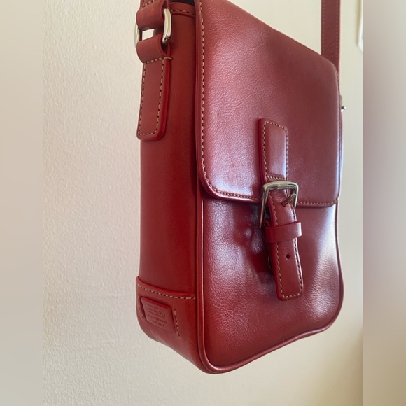 Vintage Coach Red Willis Camera (7775) - Picture 4 of 8